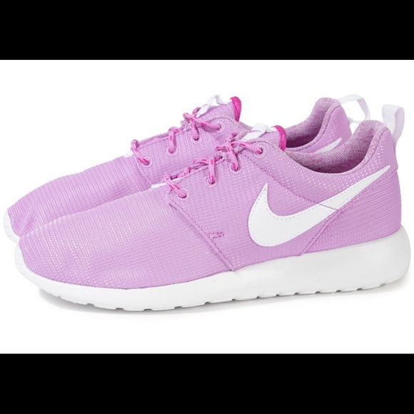 Nike Shoes - Nike roshe